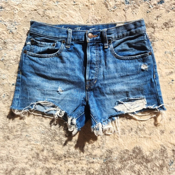 We The Free Women's Size 27 Distressed Denim Shorts - Picture 1 of 3